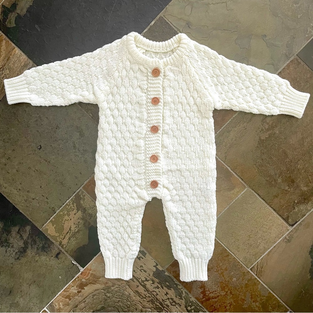Knitted Onesie•NWOT•Cream•3-6 M•100% Soft, Washable Acrylic•Faux-Wood Buttons🌼